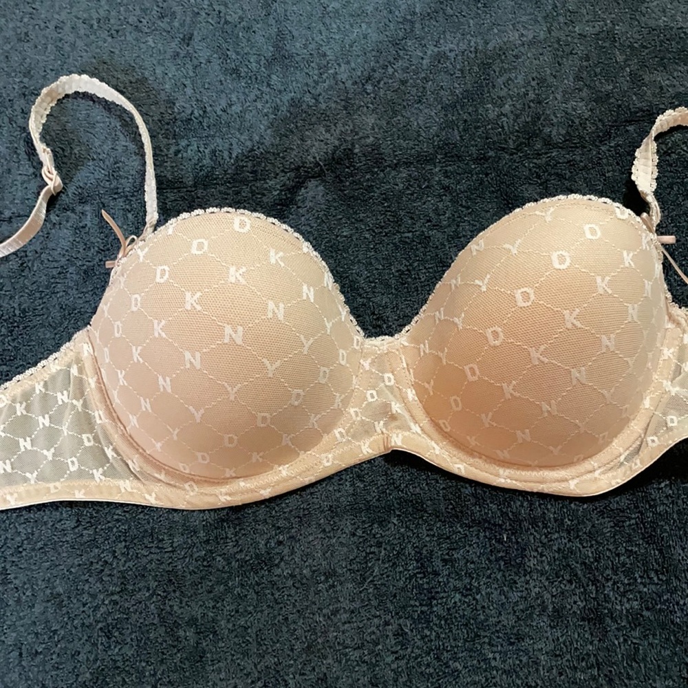 Nude lace DNKY underwire bra -new -never worn